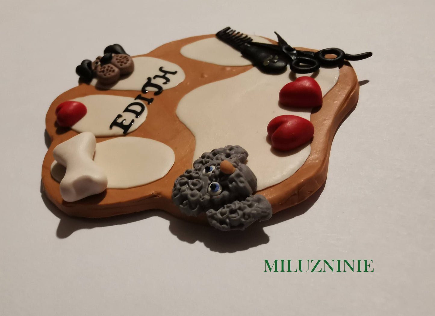 Badge métier personnalisable en fimo sur le thème vétérinaire, toiletteur pour animaux.