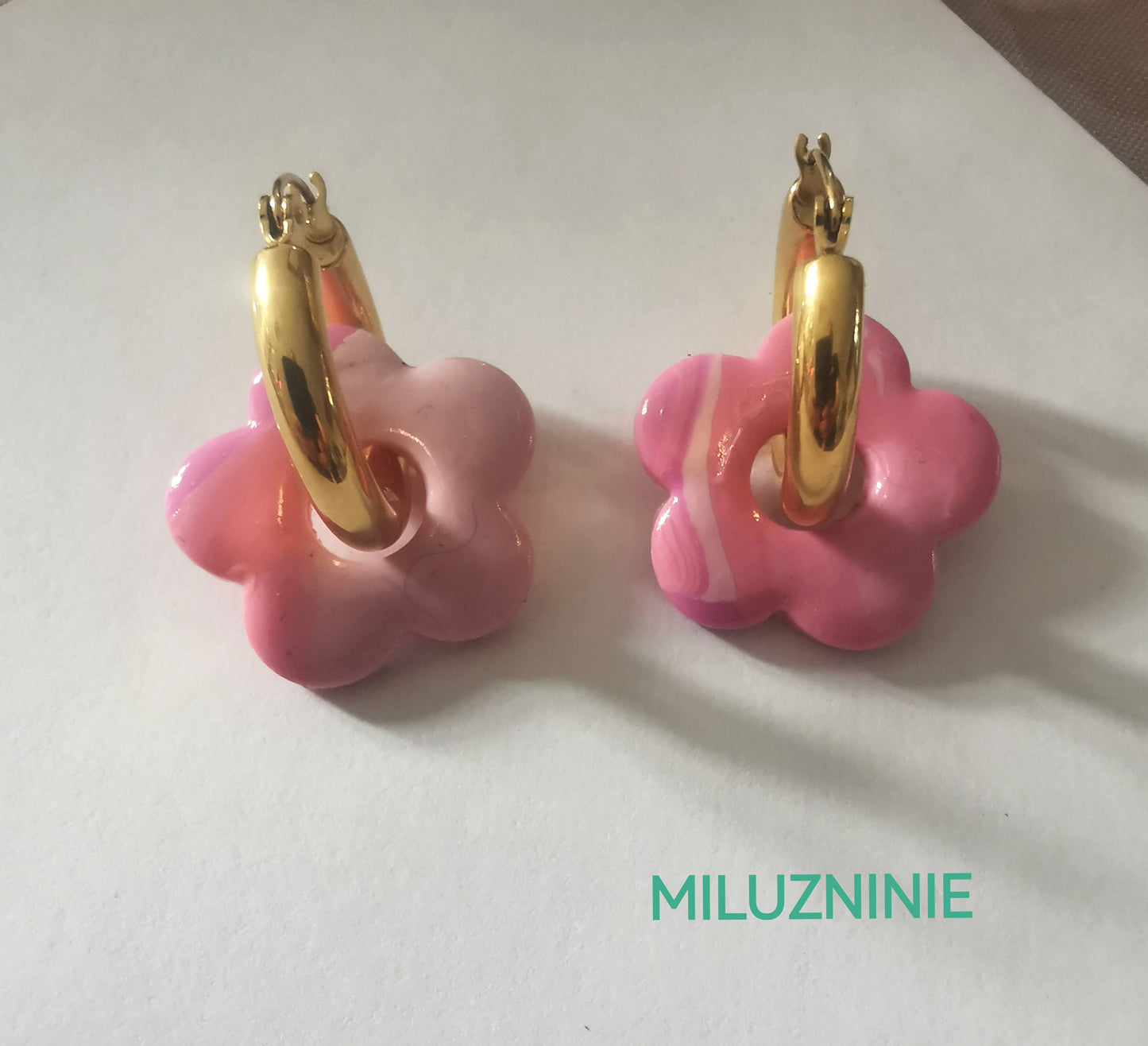 Boucles d'oreilles créoles en acier inoxydable avec pampilles (fleurs) roses en Fimo – faites main & interchangeables
