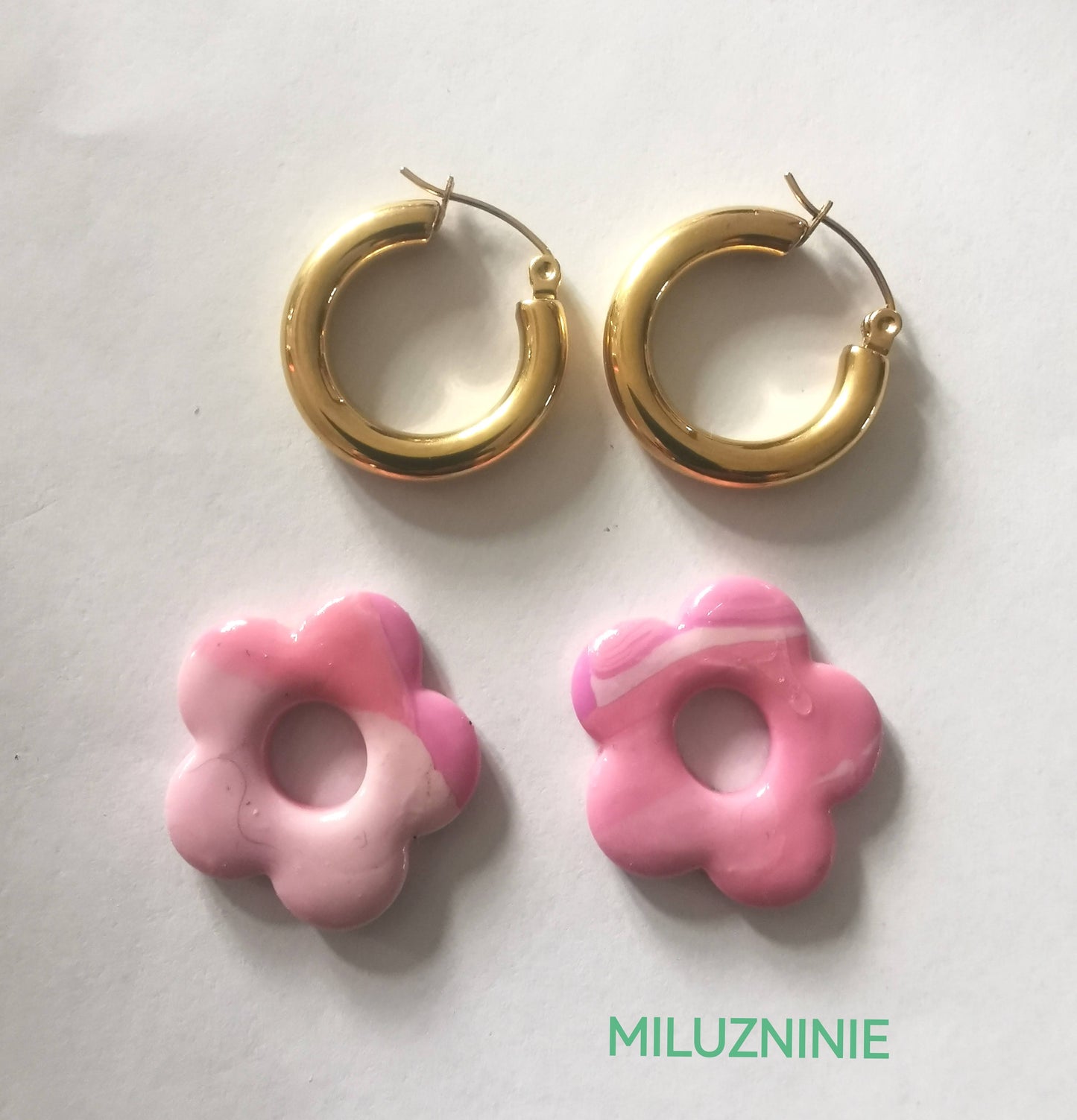 Boucles d'oreilles créoles en acier inoxydable avec pampilles (fleurs) roses en Fimo – faites main & interchangeables