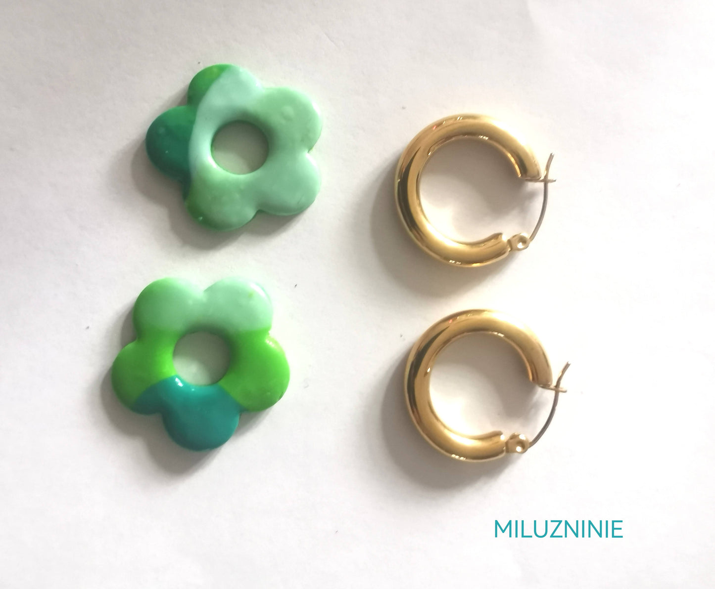 Boucles d'oreilles créoles en acier inoxydable avec pampilles (fleurs) vert en Fimo – faites main & interchangeables
