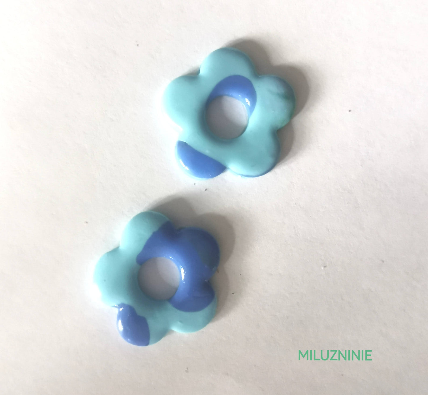 Boucles d'oreilles créoles en acier inoxydable avec pampilles (fleurs) bleu en Fimo – faites main & interchangeables (Copie)