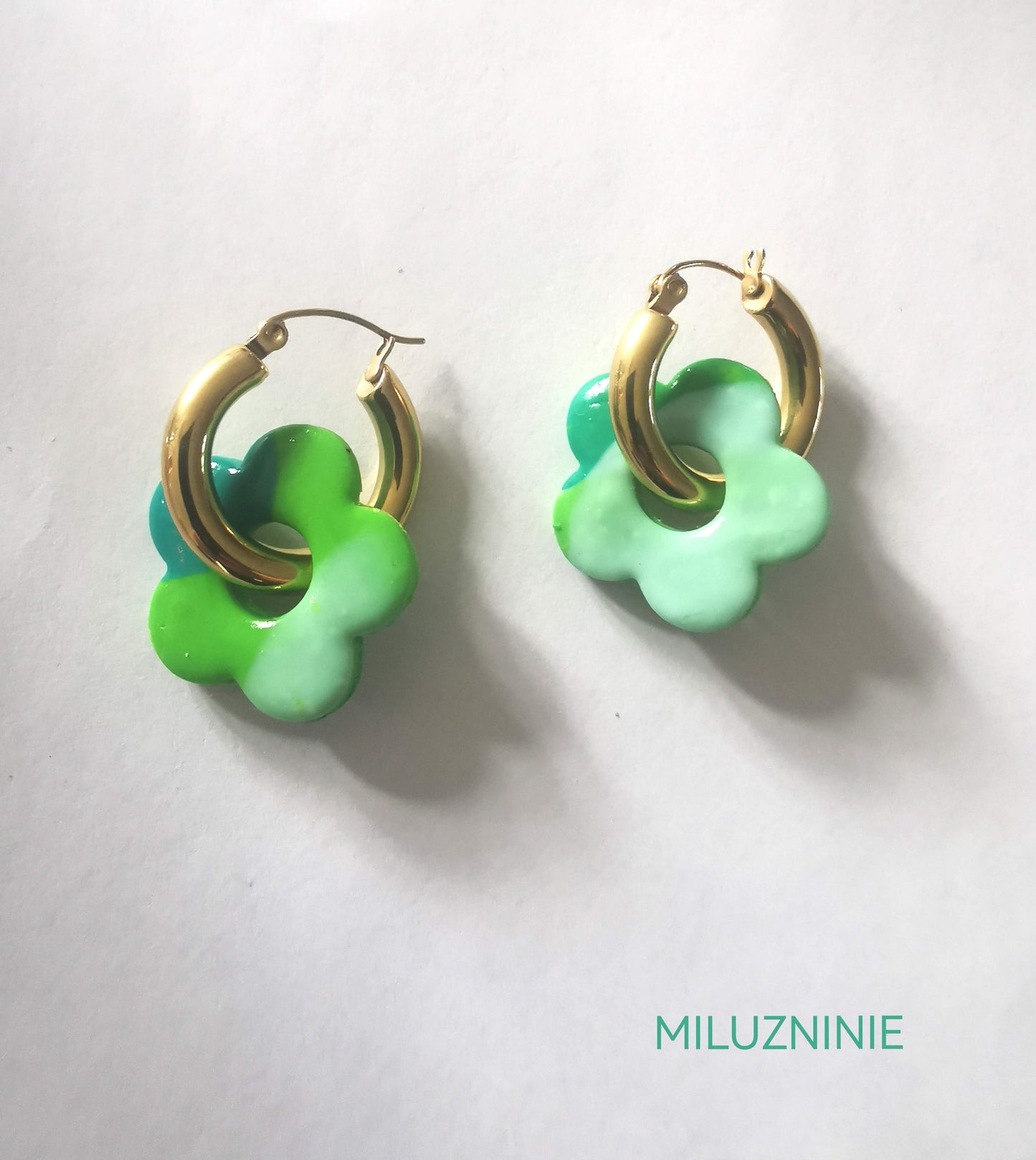 Boucles d'oreilles créoles en acier inoxydable avec pampilles (fleurs) vert en Fimo – faites main & interchangeables