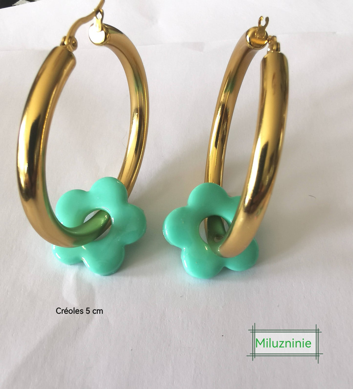 Boucles d'oreilles créoles en acier inoxydable avec pampilles (fleurs) bleu en Fimo – faites main & interchangeables