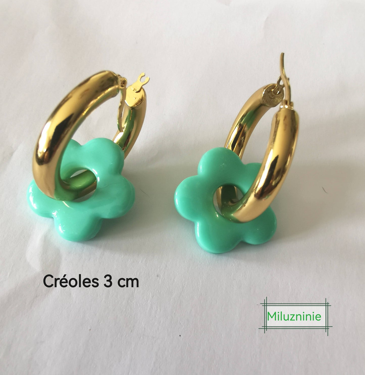 Boucles d'oreilles créoles en acier inoxydable avec pampilles (fleurs) bleu en Fimo – faites main & interchangeables