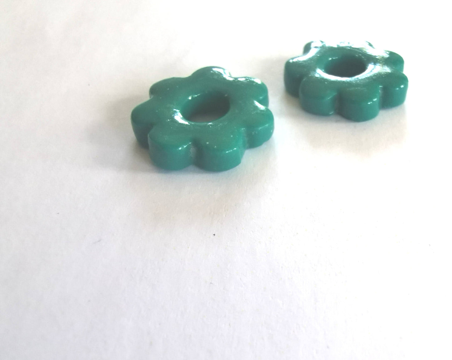 Mini pampilles verte en Fimo pour boucles d’oreilles – Fait main & interchangeables, avec ou sans créoles.