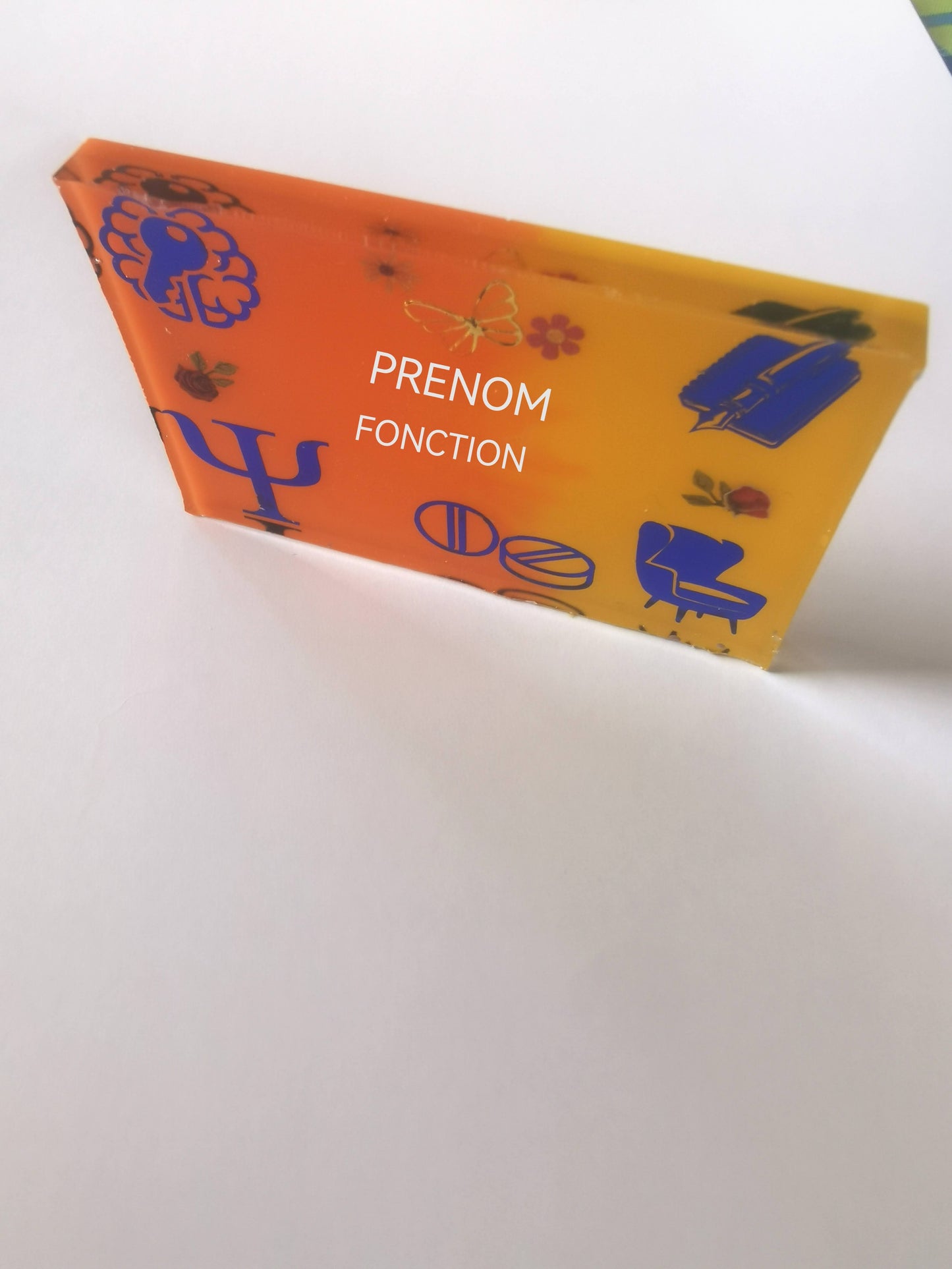 Badge prénom métier personnalisable en résine – jaune, orange bleu - sur le thème psy