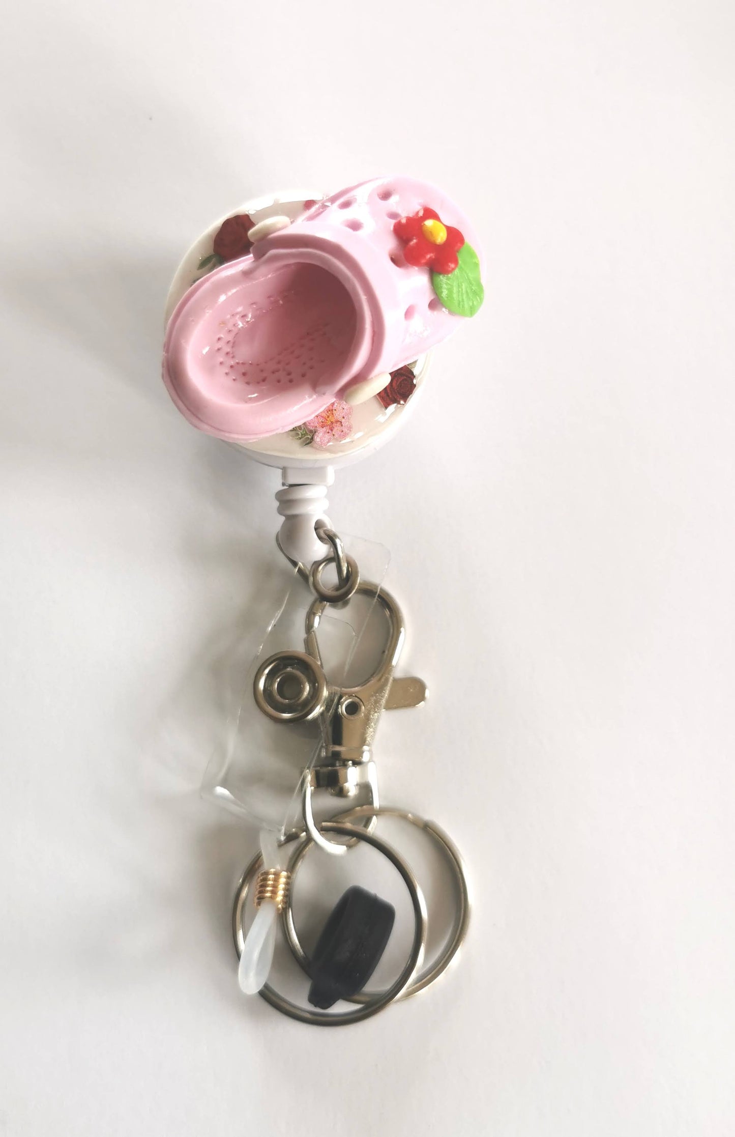Porte-badge enrouleur avec porte-stylo – décoration Crocs rose en Fimo