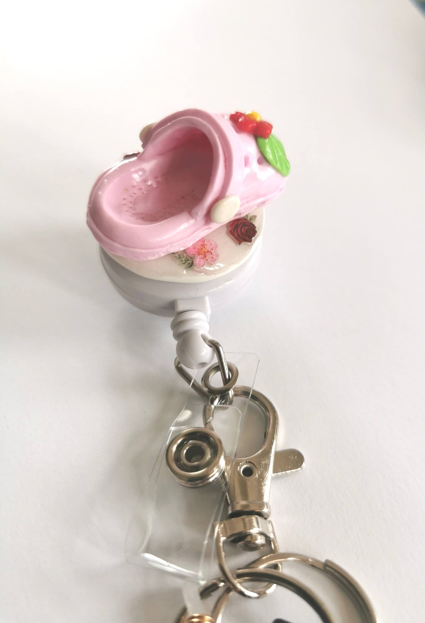 Porte-badge enrouleur avec porte-stylo – décoration Crocs rose en Fimo
