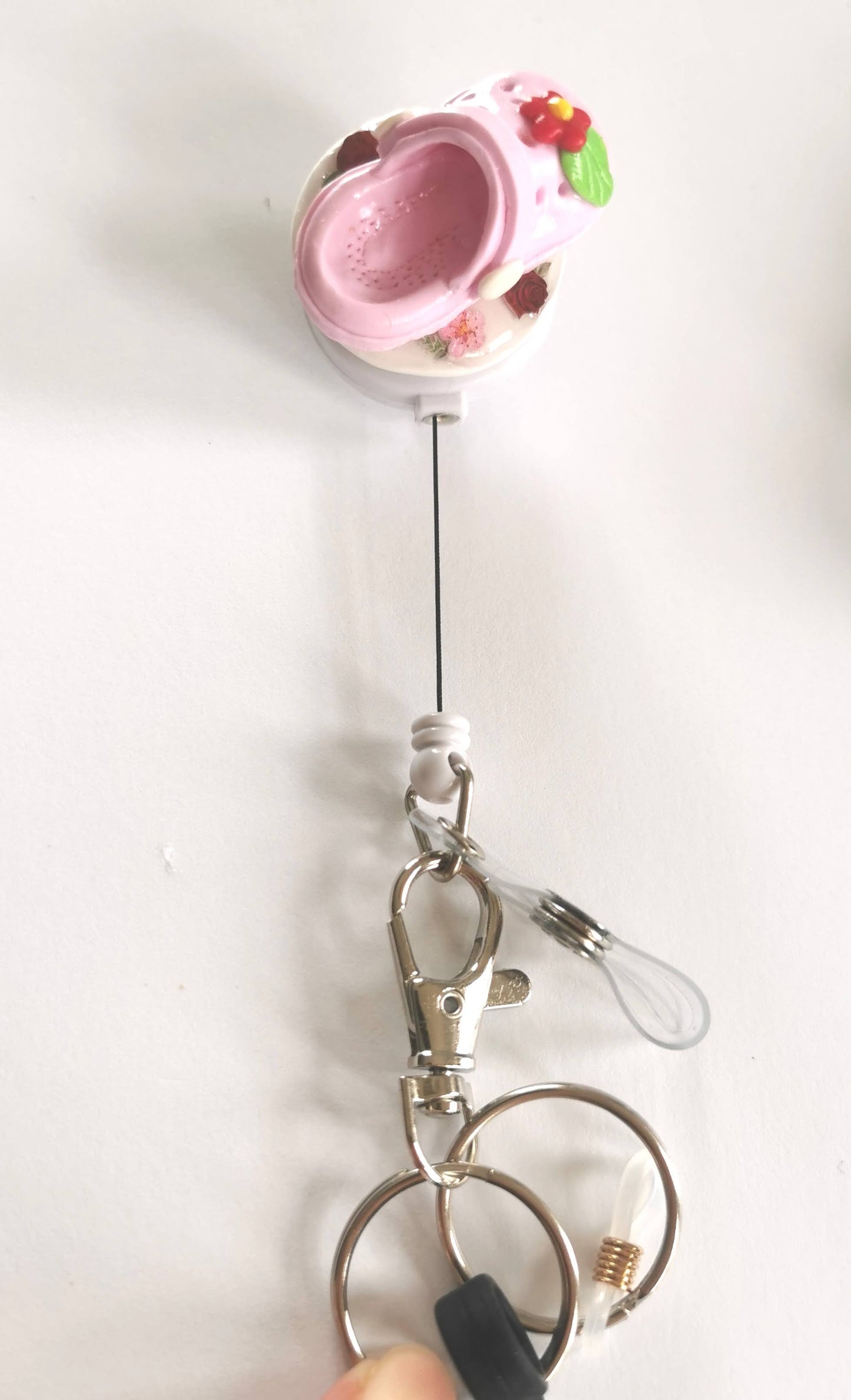 Porte-badge enrouleur avec porte-stylo – décoration Crocs rose en Fimo