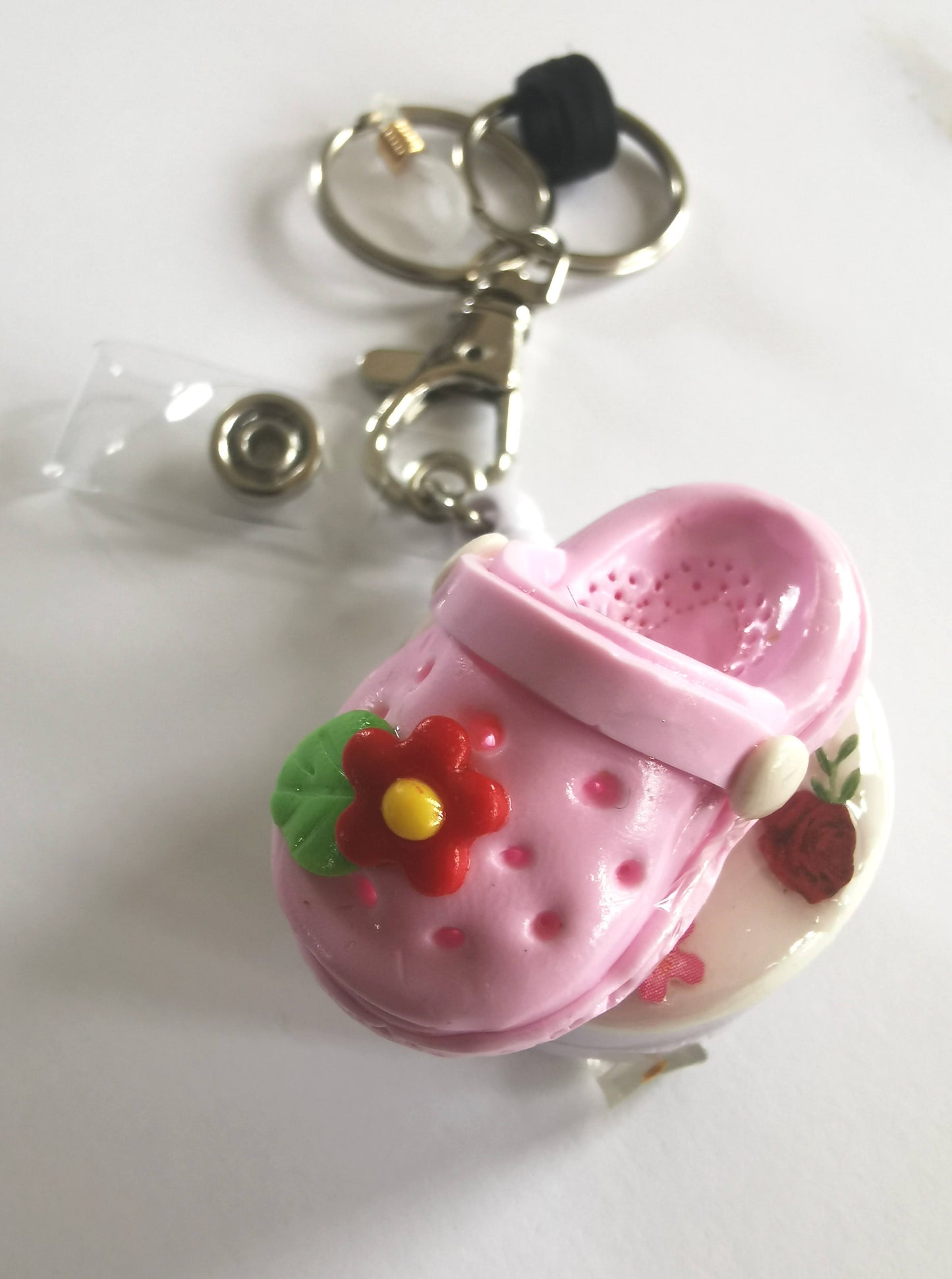 Porte-badge enrouleur avec porte-stylo – décoration Crocs rose en Fimo