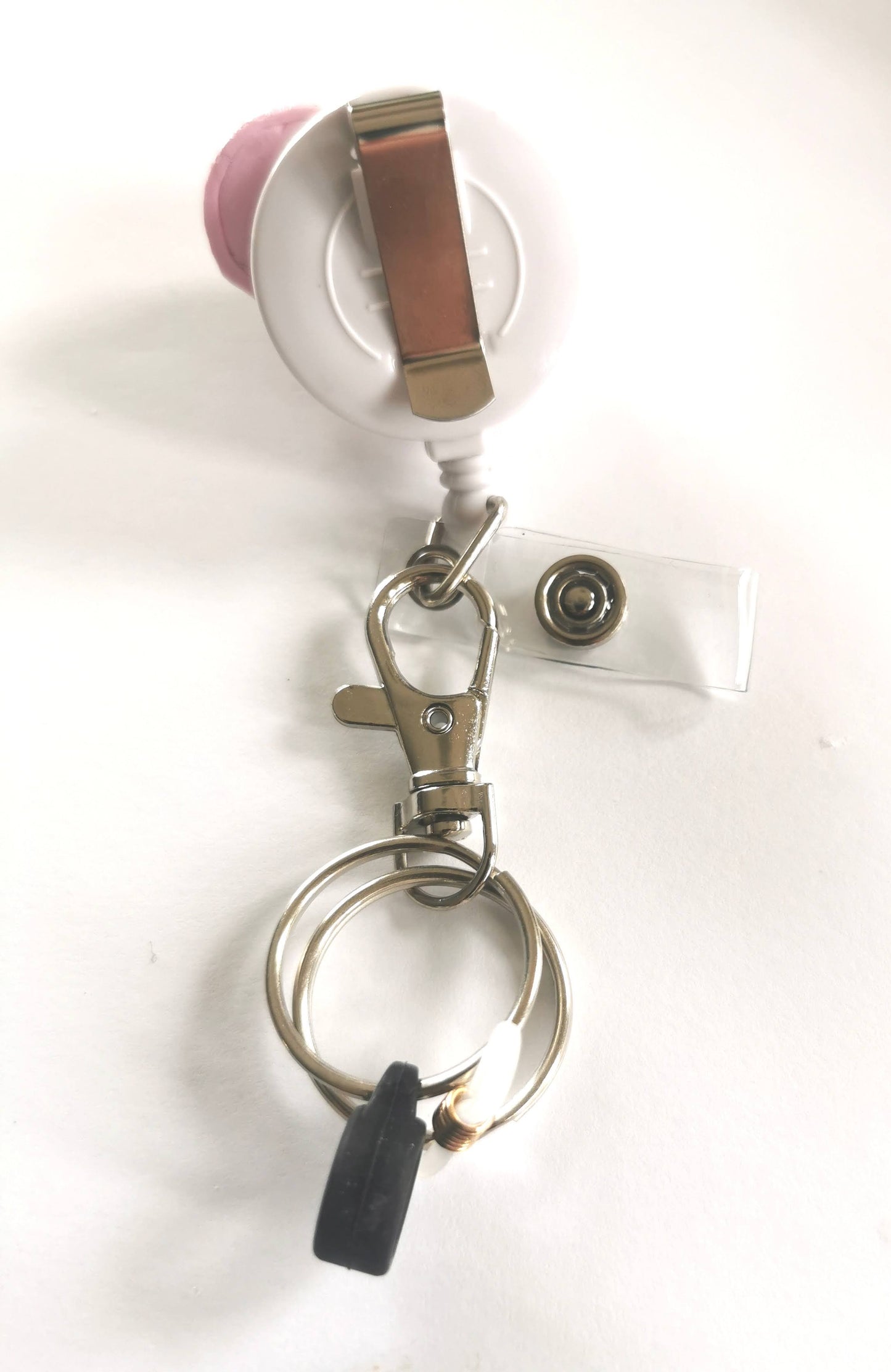 Porte-badge enrouleur avec porte-stylo – décoration Crocs rose en Fimo