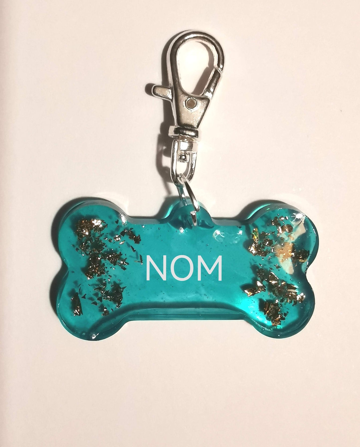 Médaille animaux personnalisée prénom – Forme os – Résine vert transparent avec feuille d’or – Accessoire animal – Cadeau unique (Copie)