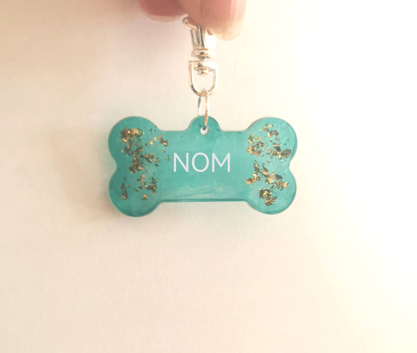 Médaille animaux personnalisée prénom – Forme os – Résine vert transparent avec feuille d’or – Accessoire animal – Cadeau unique (Copie)