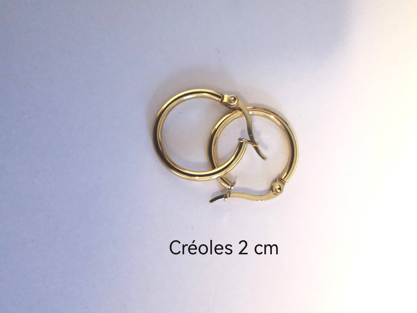 Créoles dorées 2 cm en acier inoxydable hypoallergénique. Élégantes, résistantes à l’eau et au temps, parfaites pour vos pampilles interchangeables.