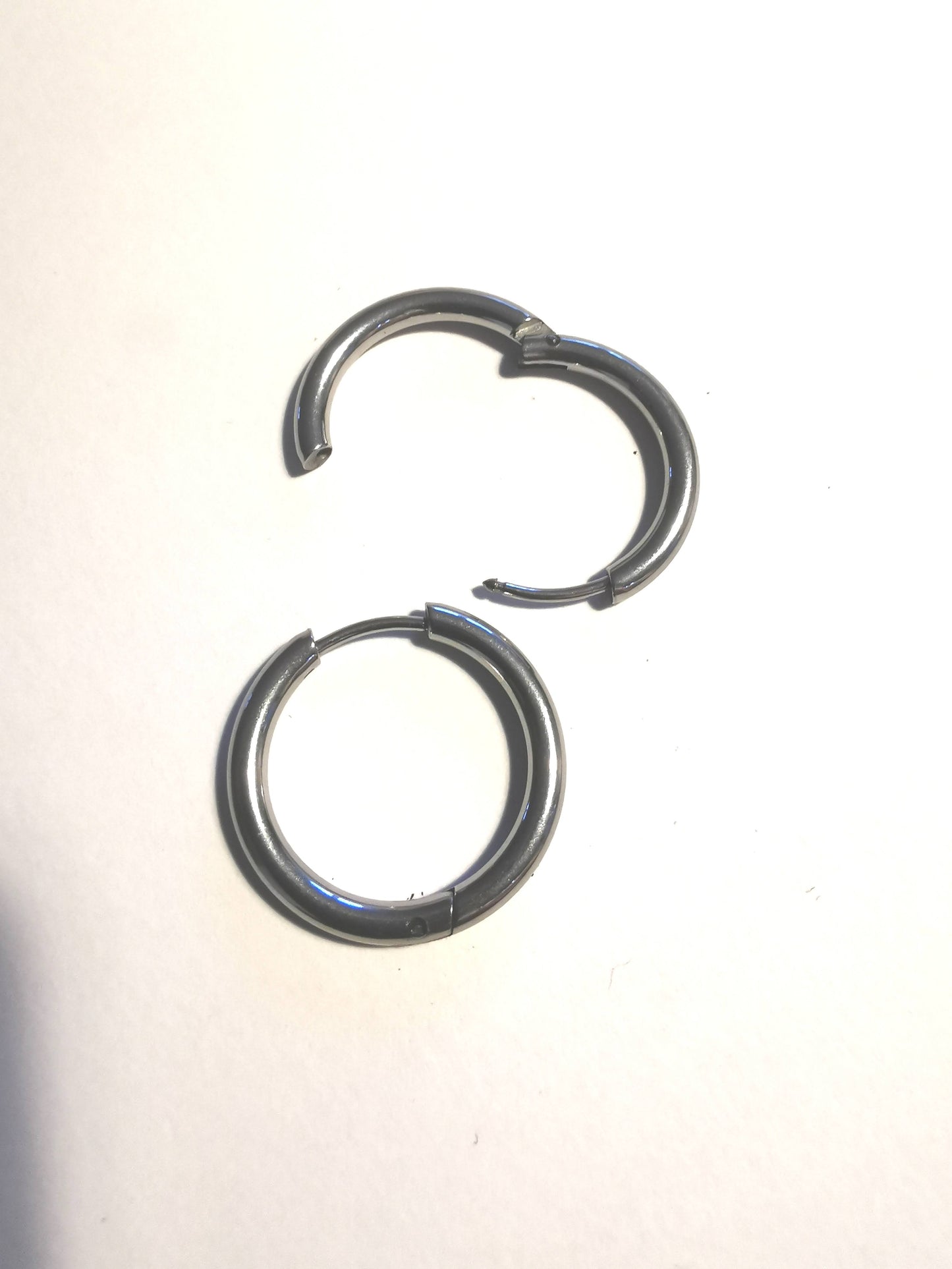 Créoles argenté 2 cm en acier inoxydable hypoallergénique. Élégantes, résistantes à l’eau et au temps, parfaites pour vos pampilles interchangeables.