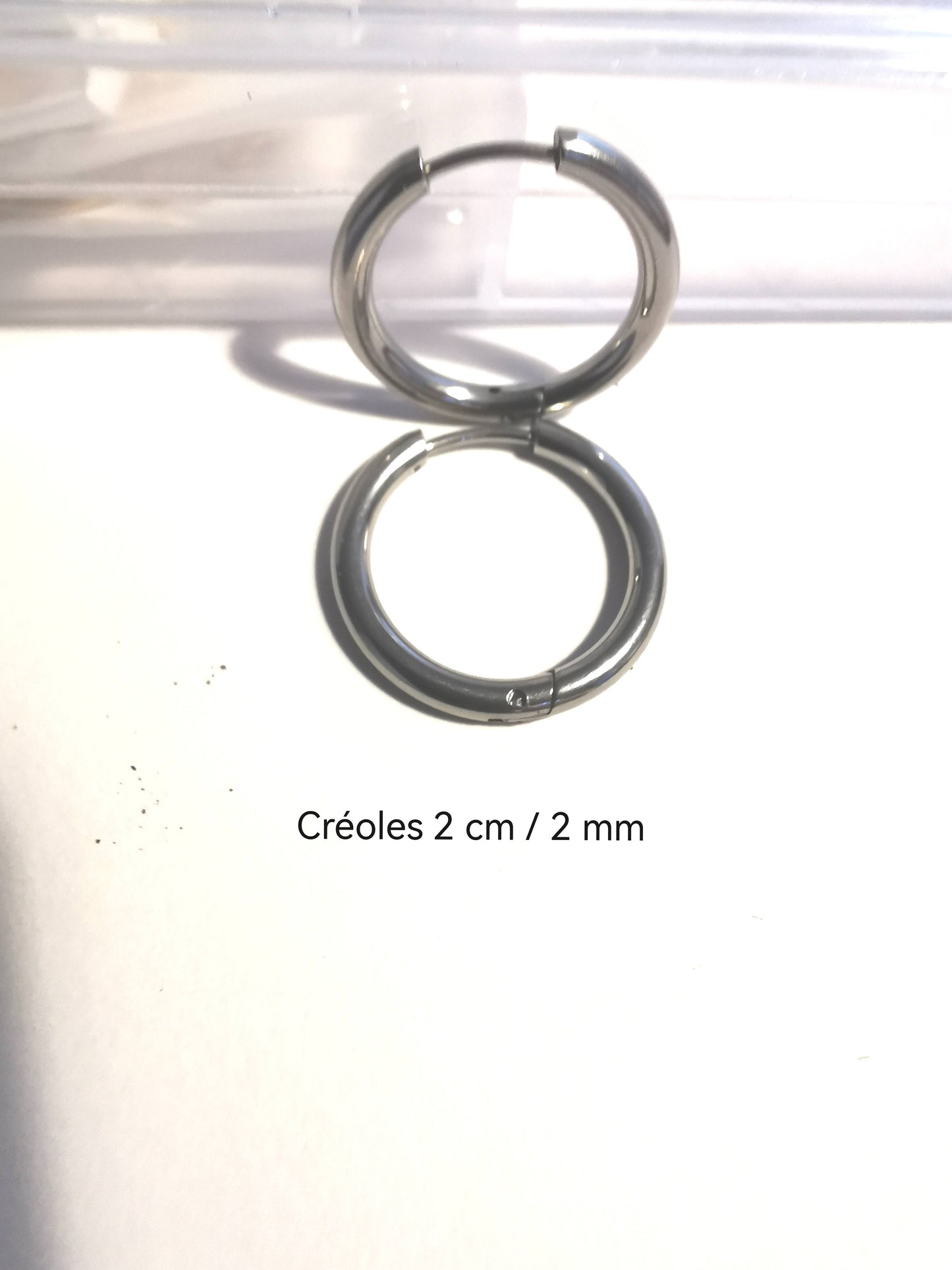 Créoles argenté 2 cm en acier inoxydable hypoallergénique. Élégantes, résistantes à l’eau et au temps, parfaites pour vos pampilles interchangeables.