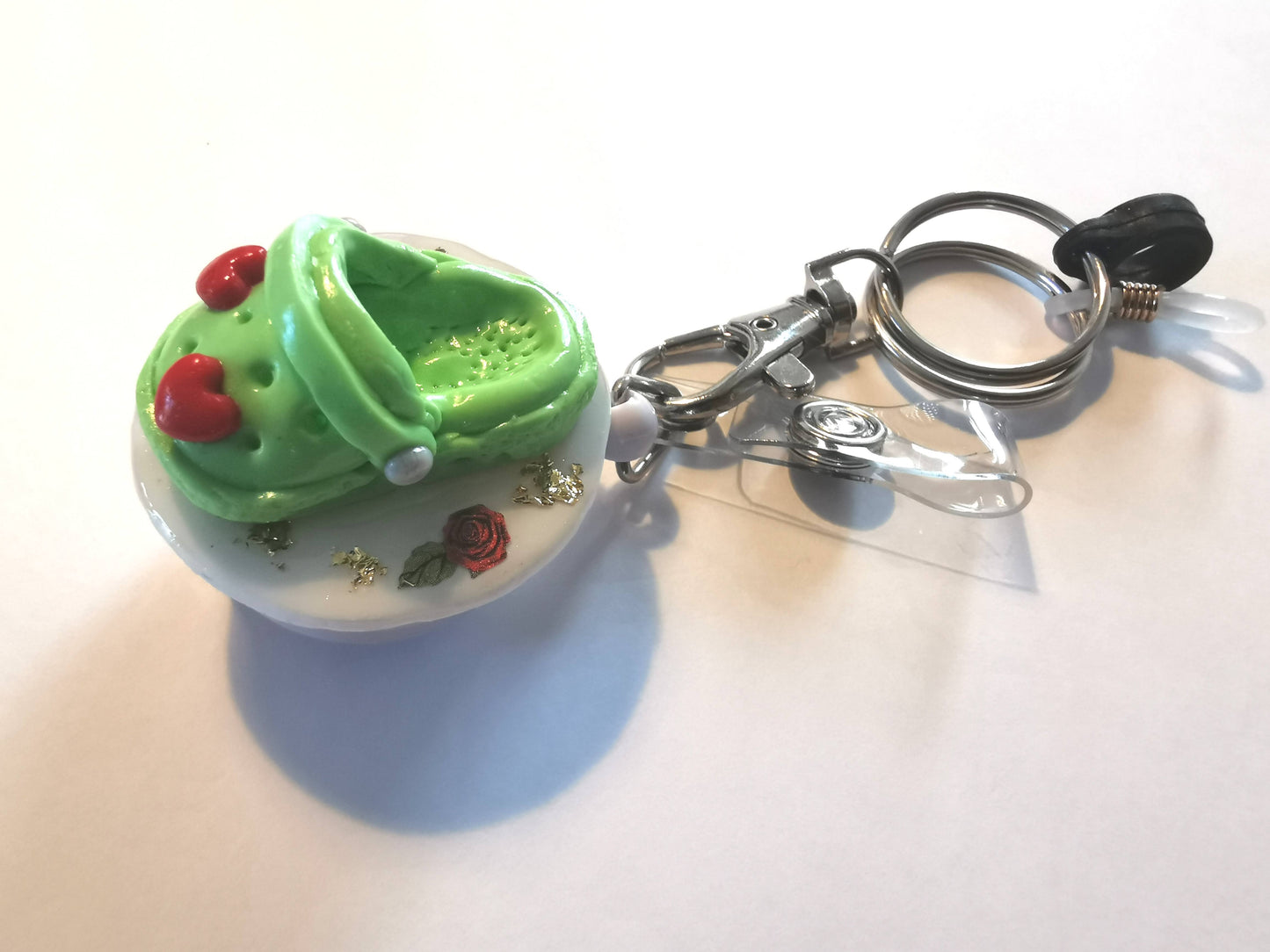 Porte-badge enrouleur avec porte-stylo – décoration Crocs vert en Fimo