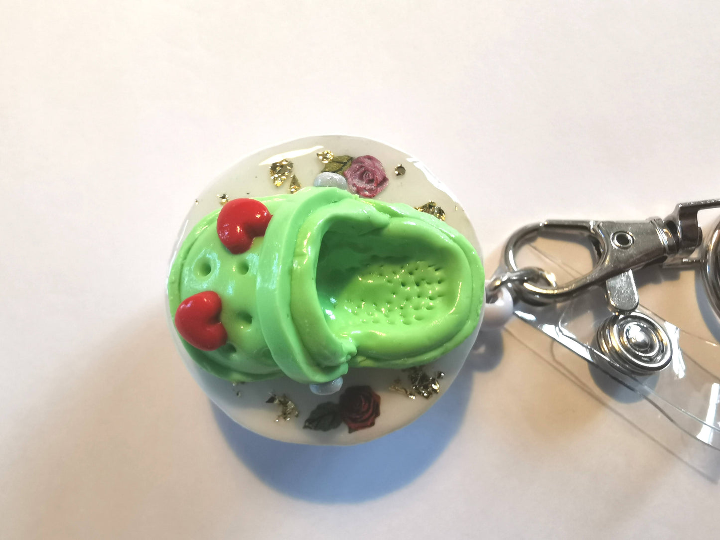 Porte-badge enrouleur avec porte-stylo – décoration Crocs vert en Fimo