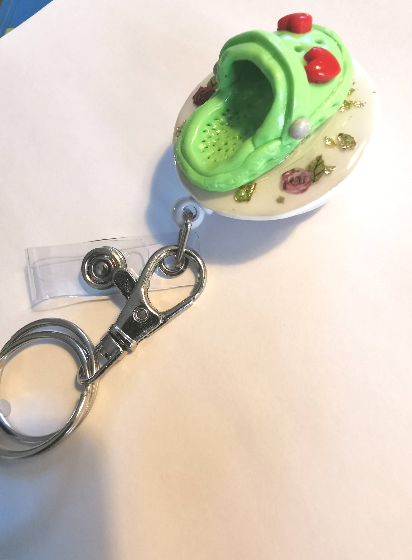 Porte-badge enrouleur avec porte-stylo – décoration Crocs vert en Fimo