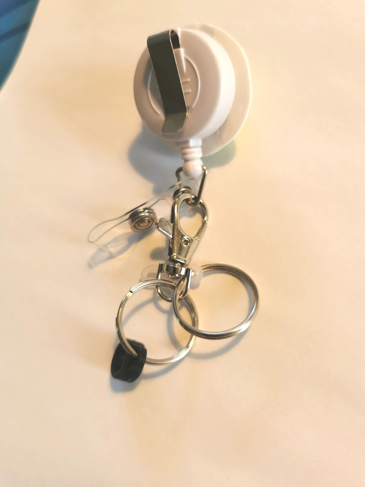 Porte-badge enrouleur avec porte-stylo – décoration Crocs vert en Fimo