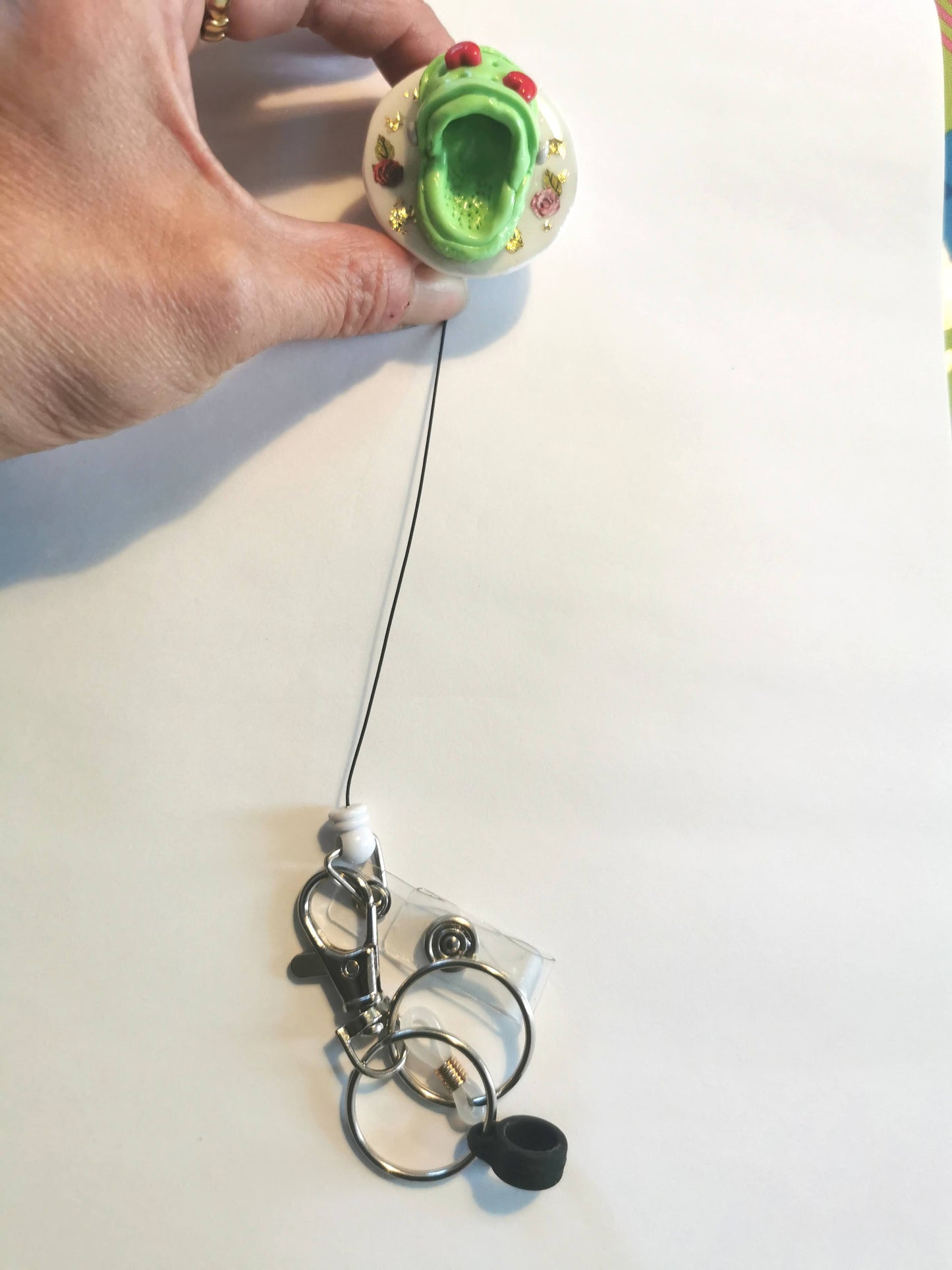 Porte-badge enrouleur avec porte-stylo – décoration Crocs vert en Fimo