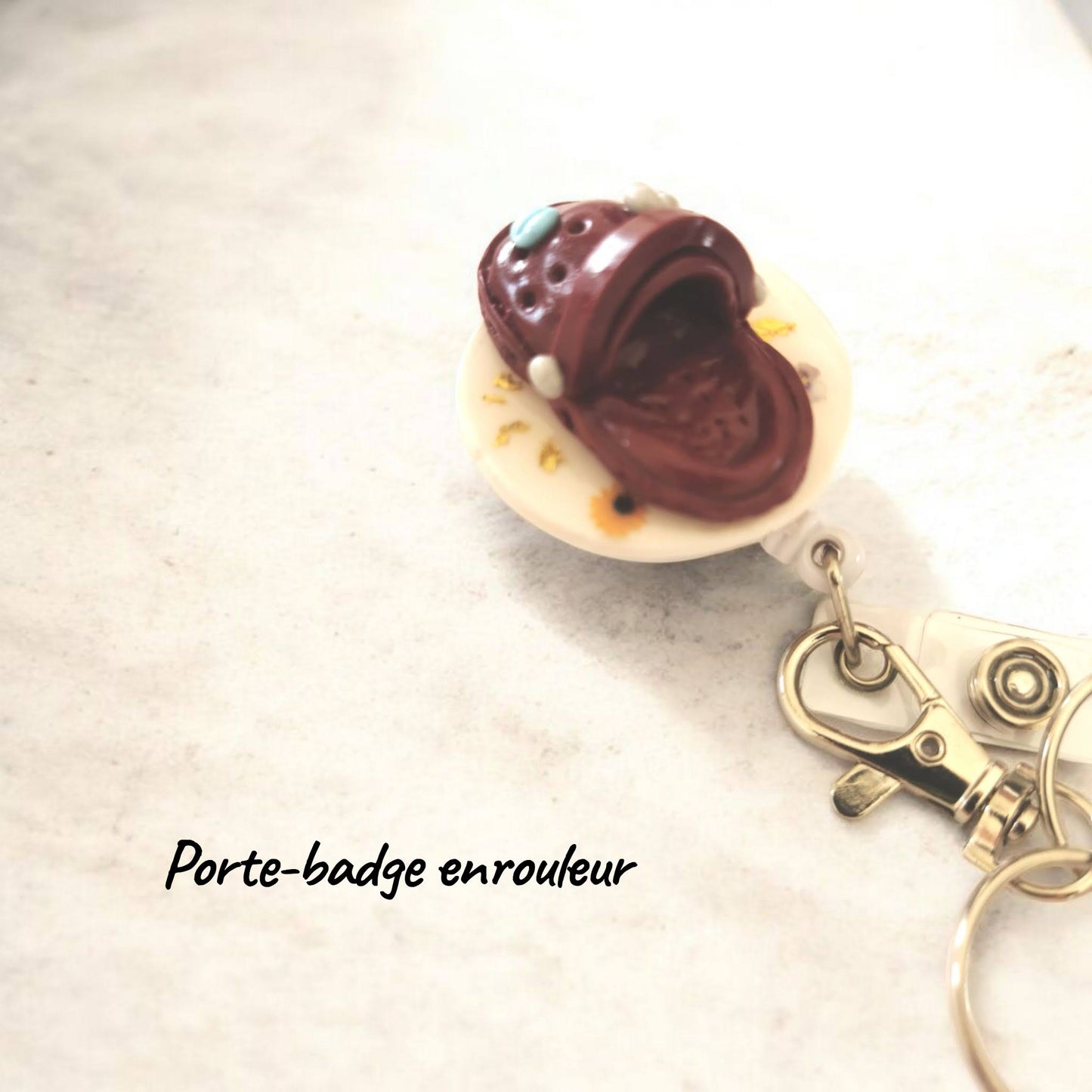 Porte-badge enrouleur avec porte-stylo – décoration Crocs bordeaux en Fimo (Copie)