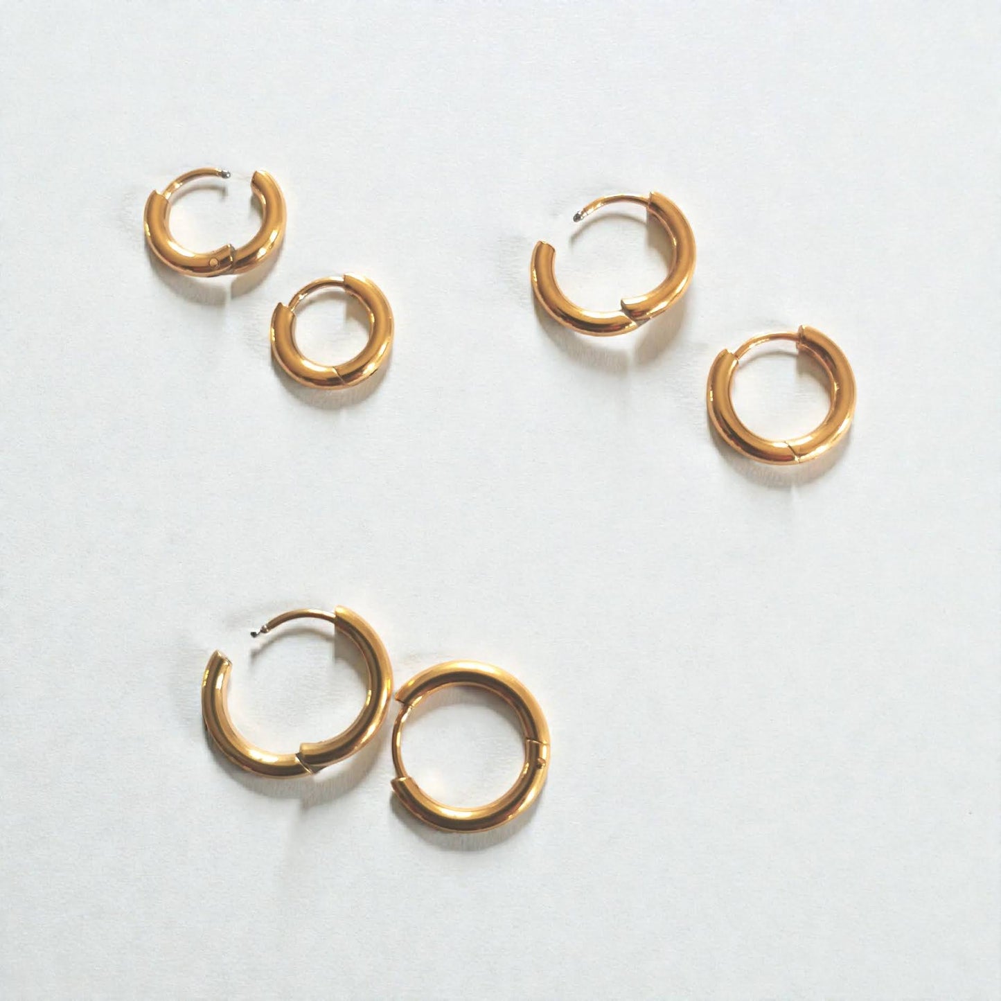 Créoles dorées en acier inoxydable | Boucles d’oreilles femme hypoallergéniques résistantes à l’eau (Copie)