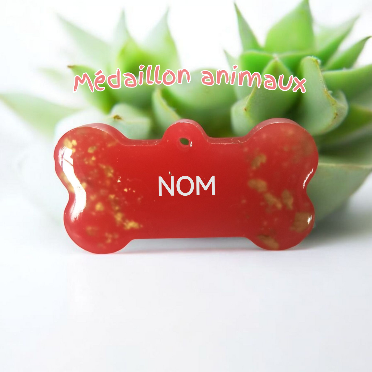 Médaille animaux personnalisée prénom – Forme os – Résine jaune transparent avec feuille d’or – Accessoire animal – Cadeau unique