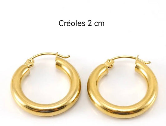 Créoles dorées 2 cm en acier inoxydable hypoallergénique. Élégantes, résistantes à l’eau et au temps, parfaites pour vos pampilles interchangeables.