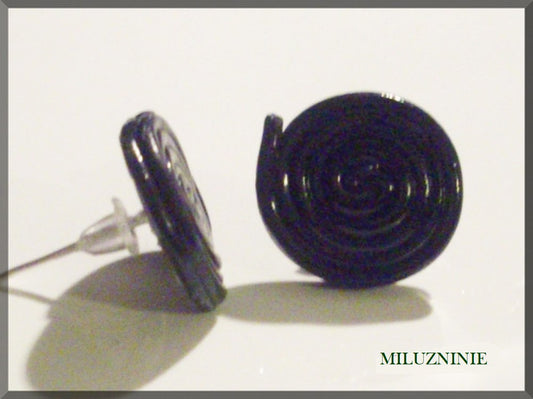 Boucle d'oreille puce réglisse noir en fimo