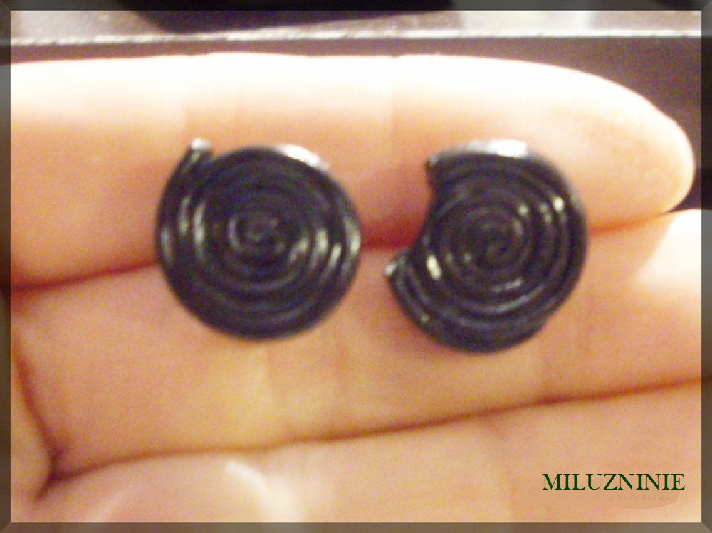 Boucle d'oreille puce réglisse noir en fimo