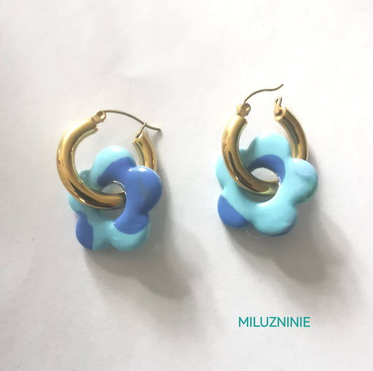 Boucles d'oreilles créoles en acier inoxydable avec pampilles (fleurs) bleu en Fimo – faites main & interchangeables (Copie)