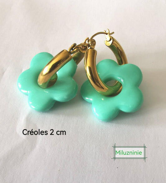 Boucles d'oreilles créoles en acier inoxydable avec pampilles (fleurs) bleu en Fimo – faites main & interchangeables