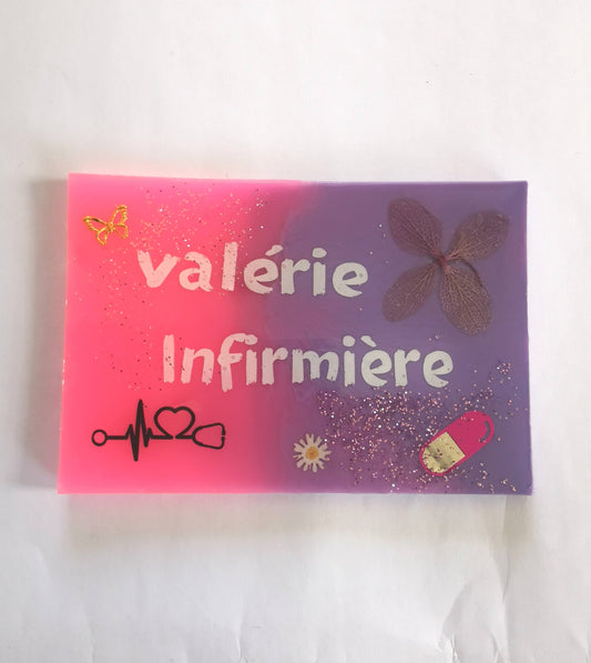 Badge prénom métier personnalisable en résine – rose et mauve