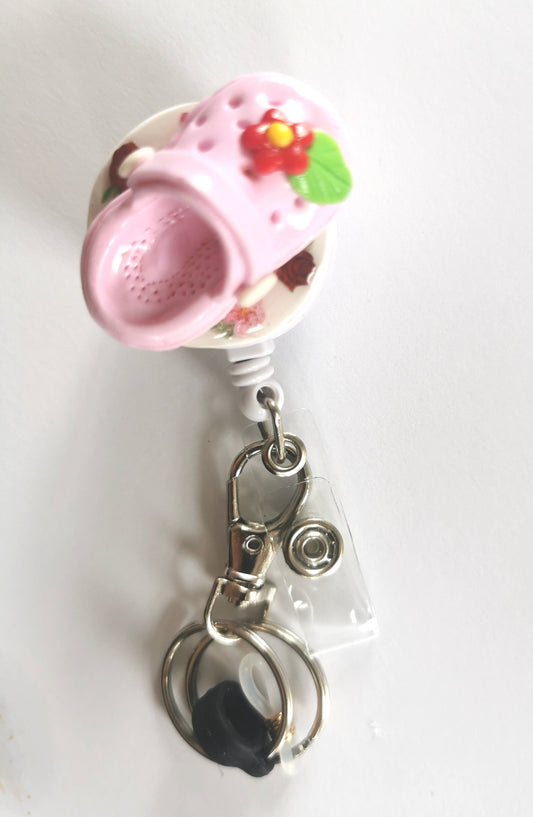 Porte-badge enrouleur avec porte-stylo – décoration Crocs rose en Fimo