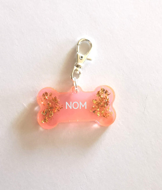 Médaille animaux personnalisée prénom – Forme os – Résine rose transparent avec feuille d’or – Accessoire animal – Cadeau unique