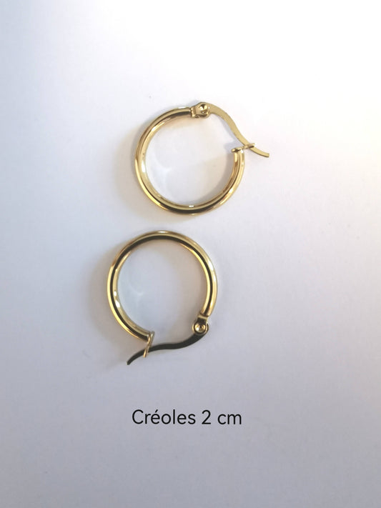 Créoles dorées 2 cm en acier inoxydable hypoallergénique. Élégantes, résistantes à l’eau et au temps, parfaites pour vos pampilles interchangeables.