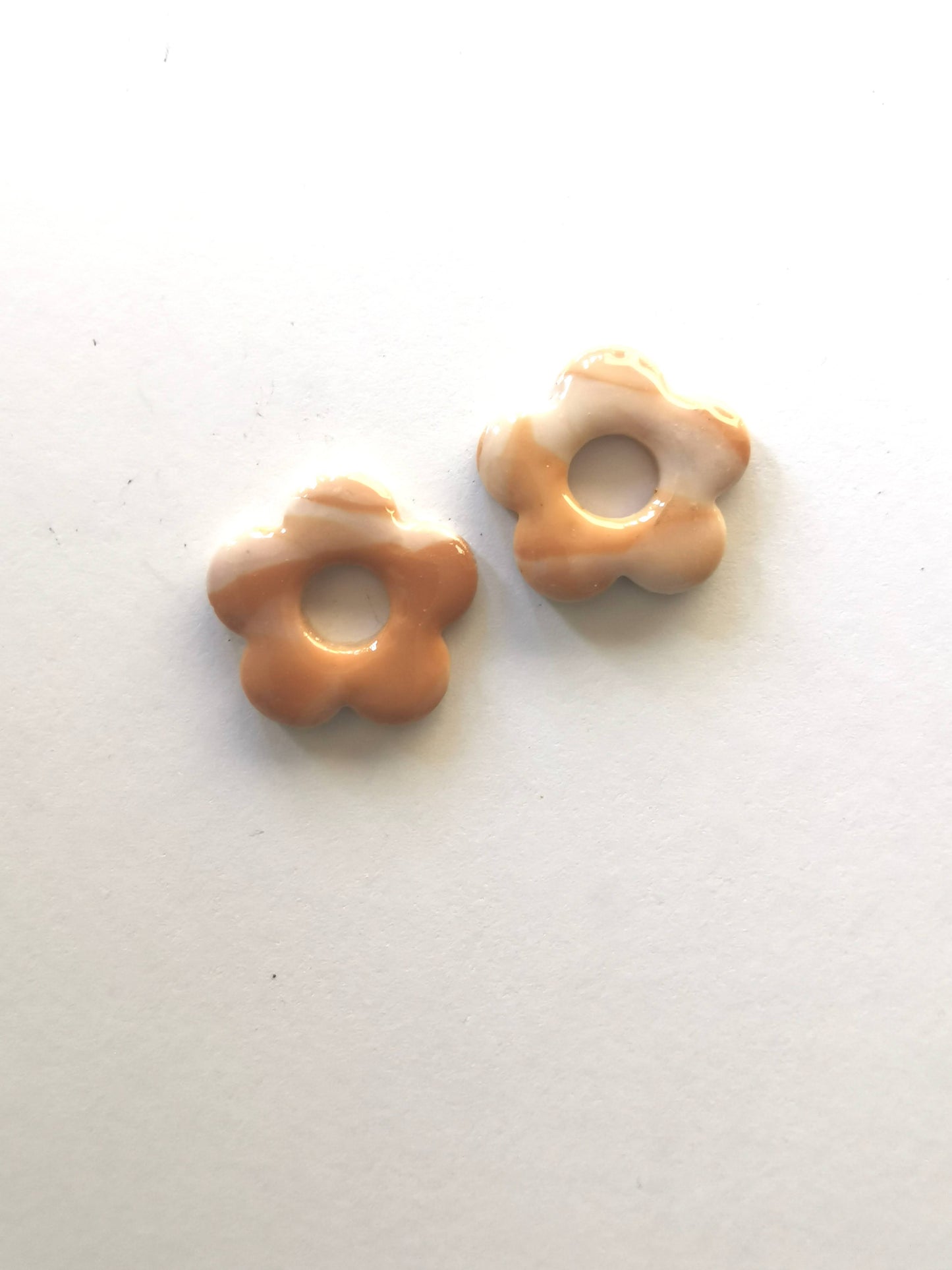 Pampilles bicolore caramel, beige en Fimo faites main – uniques & interchangeables pour créoles
