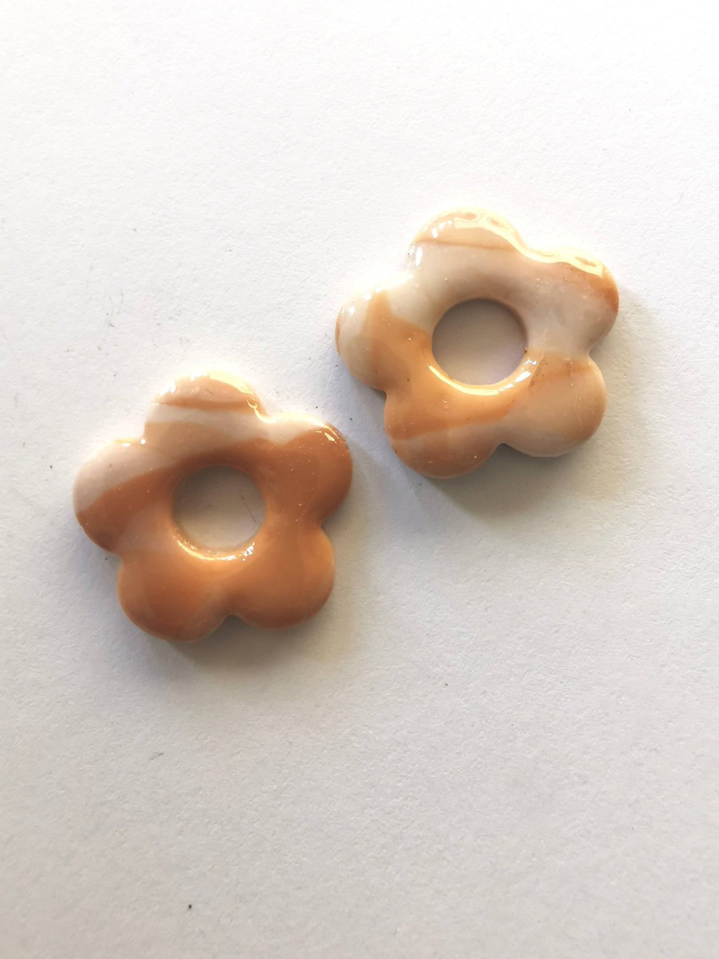 Pampilles bicolore caramel, beige en Fimo faites main – uniques & interchangeables pour créoles