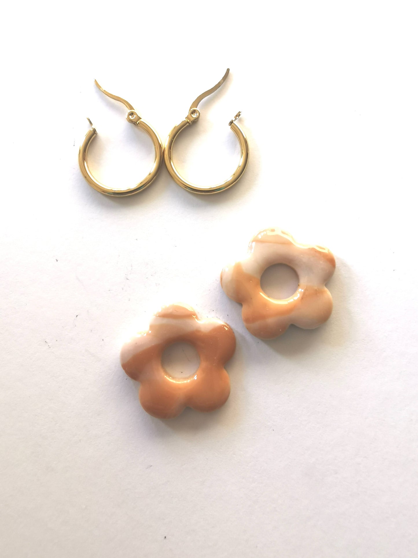 Pampilles bicolore caramel, beige en Fimo faites main – uniques & interchangeables pour créoles