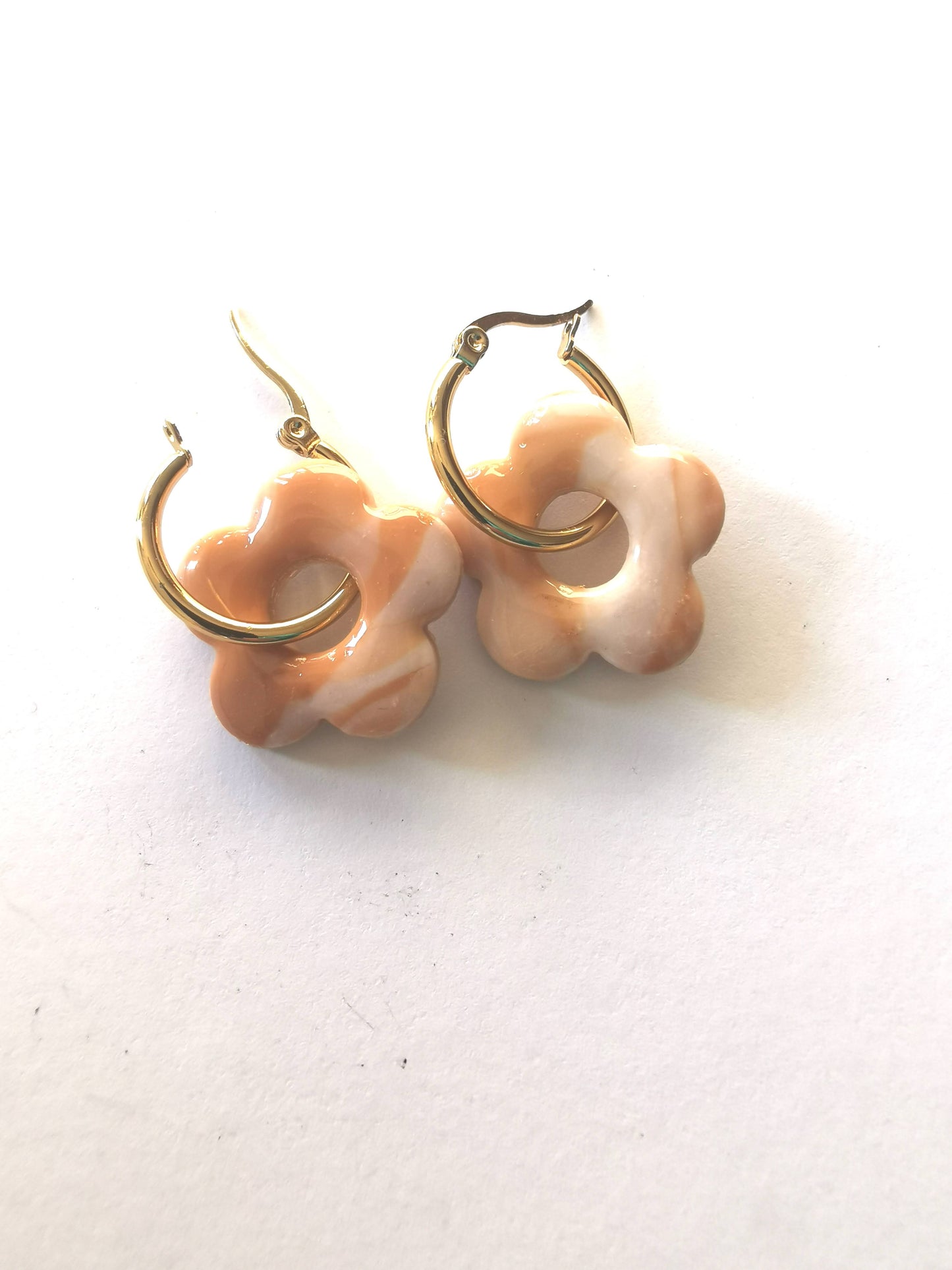 Pampilles bicolore caramel, beige en Fimo faites main – uniques & interchangeables pour créoles