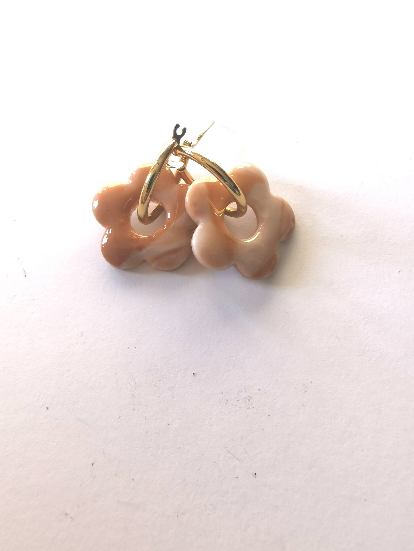 Pampilles bicolore caramel, beige en Fimo faites main – uniques & interchangeables pour créoles