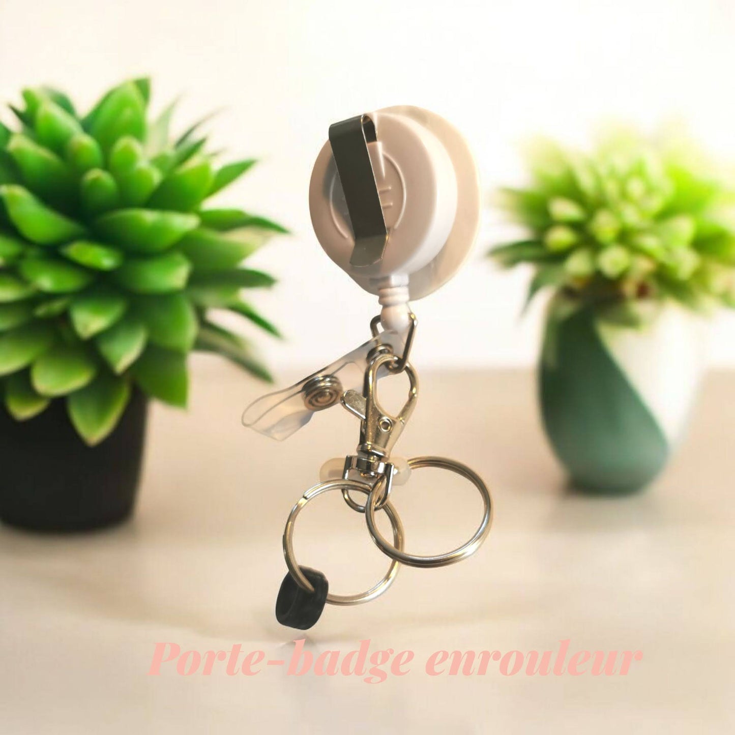 Porte-badge enrouleur avec porte-stylo – décoration Crocs bordeaux en Fimo (Copie)