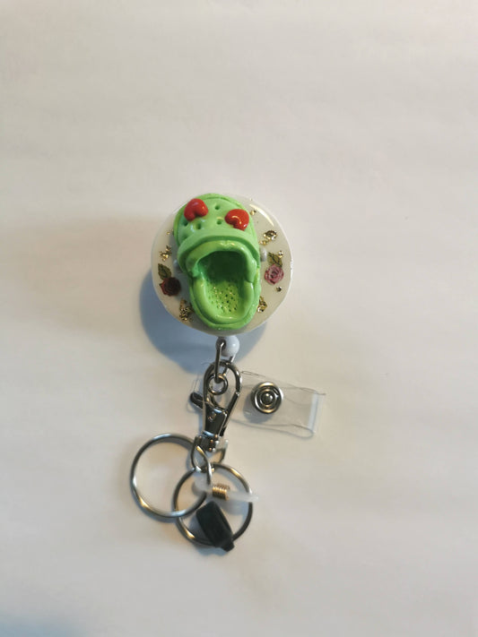 Porte-badge enrouleur avec porte-stylo – décoration Crocs vert en Fimo