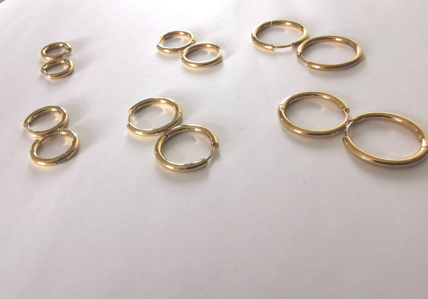 Créoles dorées en acier inoxydable | Boucles d’oreilles femme hypoallergéniques résistantes à l’eau