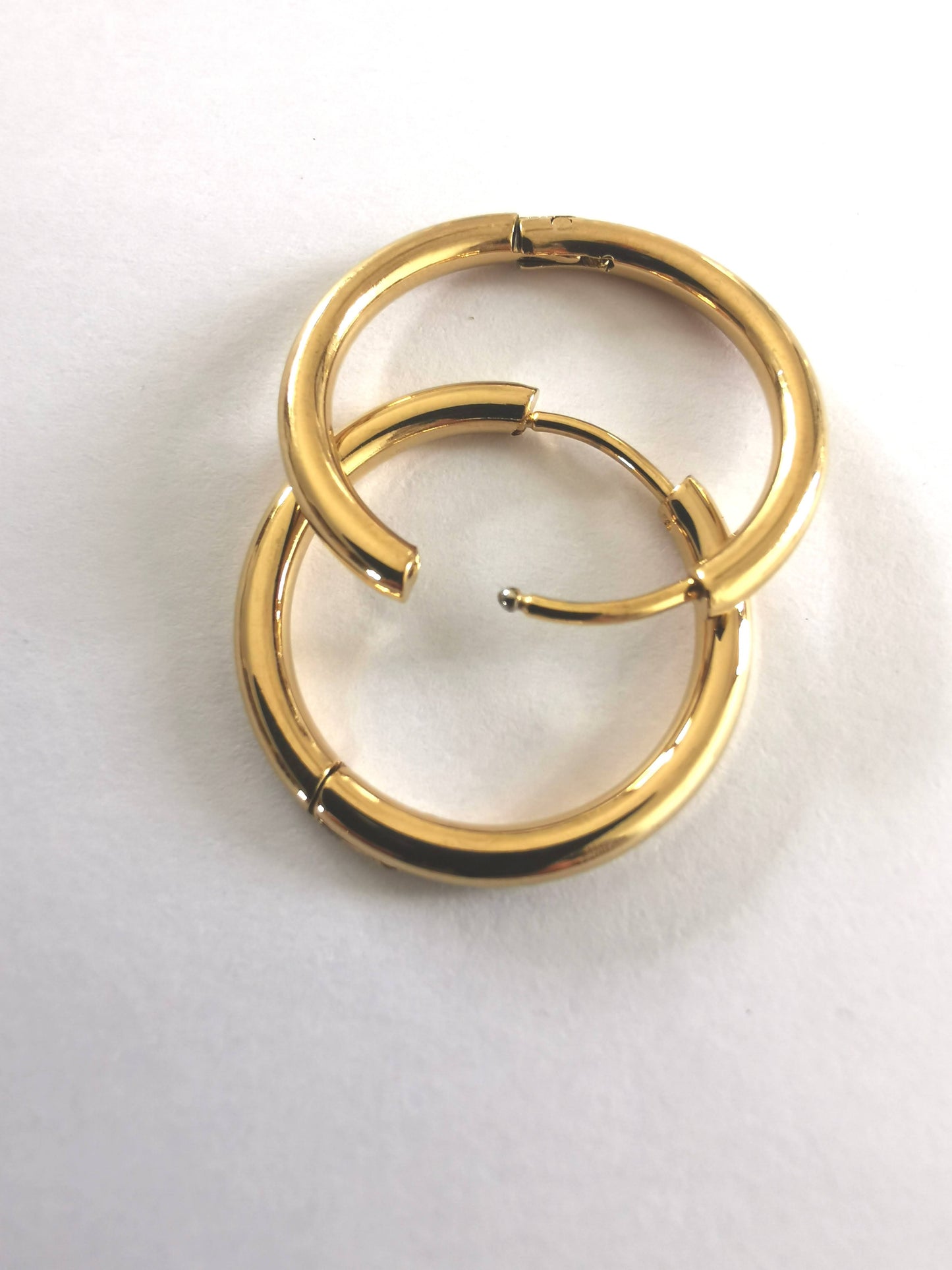 Créoles dorées en acier inoxydable | Boucles d’oreilles femme hypoallergéniques résistantes à l’eau