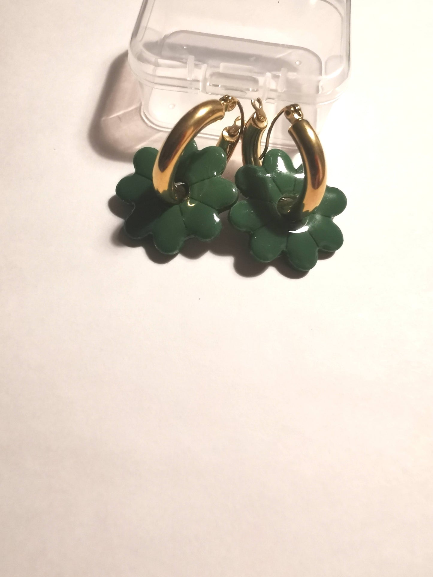 Pampilles verte feuille en Fimo faites main – uniques & interchangeables pour créoles