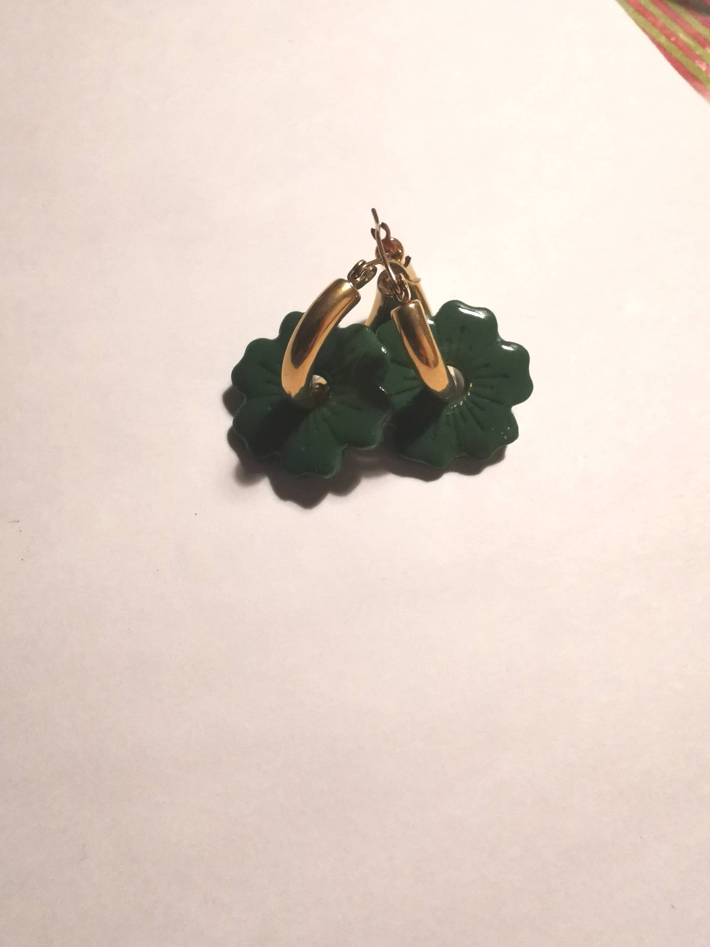 Pampilles verte feuille en Fimo faites main – uniques & interchangeables pour créoles