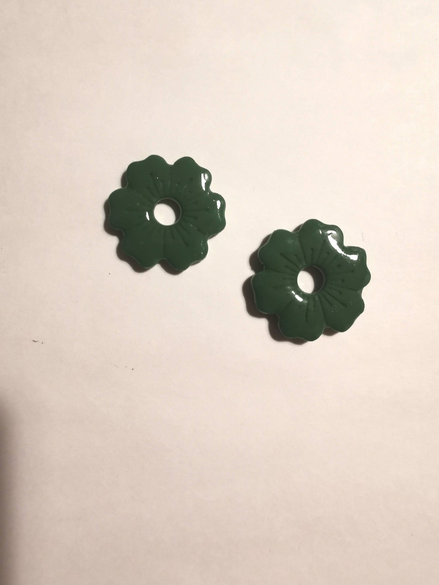 Pampilles verte feuille en Fimo faites main – uniques & interchangeables pour créoles