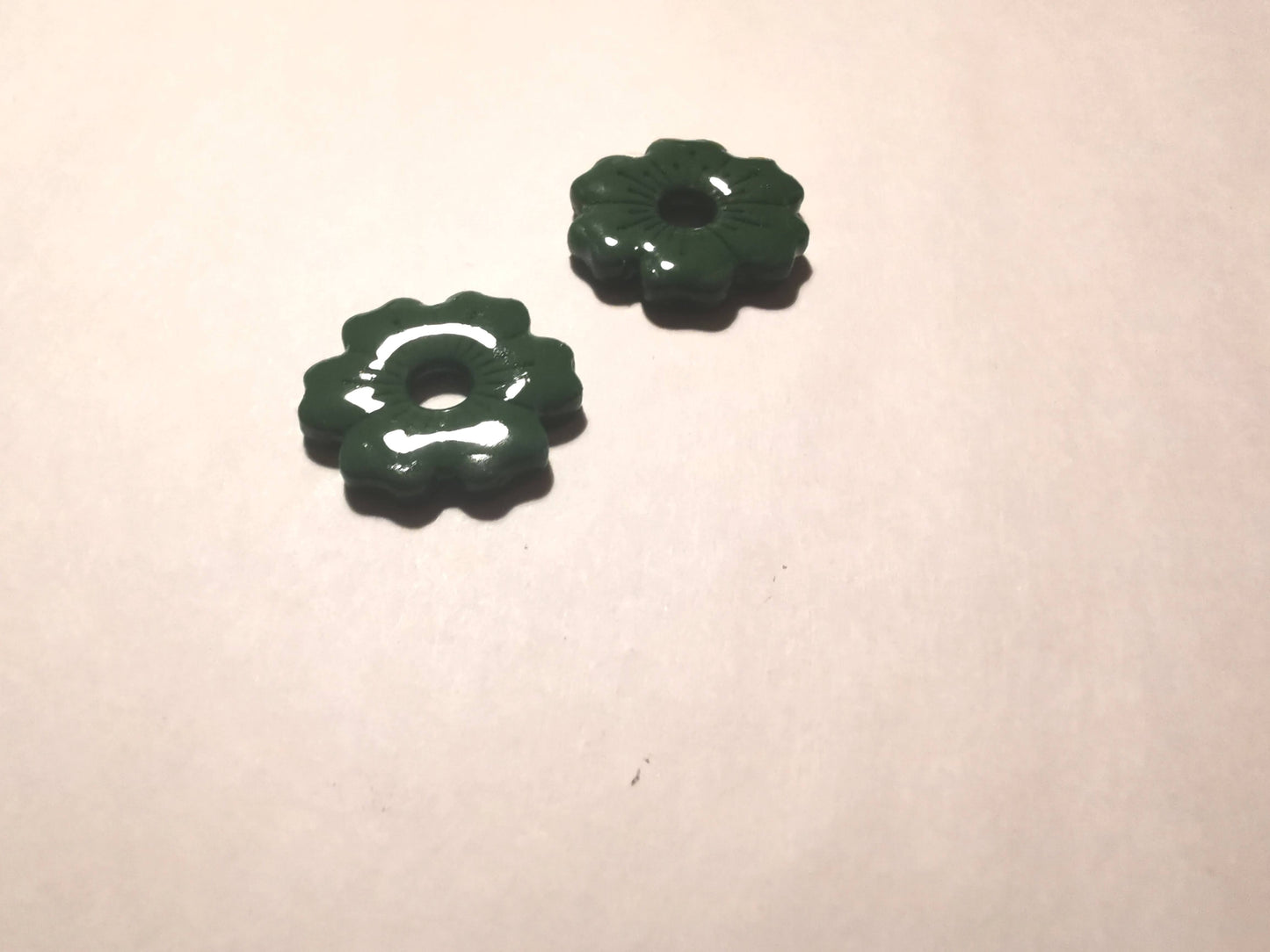 Pampilles verte feuille en Fimo faites main – uniques & interchangeables pour créoles